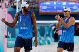 Olimpíadas: Evandro e Arthur ganham fácil de canadenses e avançam às oitavas do vôlei de praia