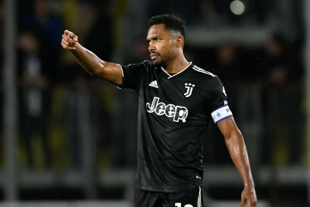 Alex Sandro aceita convite do Athletico-PR e vai assistir jogo com o São Paulo