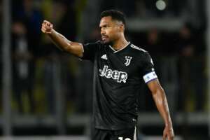 Alex Sandro aceita convite do Athletico-PR e vai assistir jogo com o São Paulo