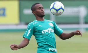 Vitória fecha com atacante contratado pelo Palmeiras por R$ 25 milhões