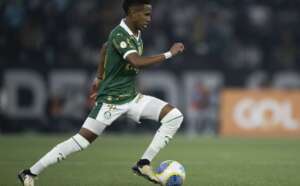 Estêvão treina sem restrições e está prestes à voltar no Palmeiras
