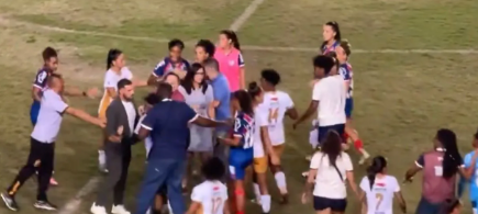 Técnico de time Amazonense é preso no gramado após ofensa racial em jogo do Bahia