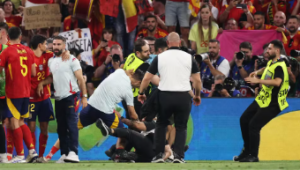Eurocopa: Derrubado por segurança no campo, Morata diz estar bem para defender a Espanha na final
