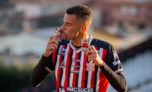 Vinícius Caveira comemora artilharia do Paulista na disputa da Segundona