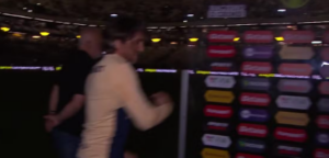 Zubeldía, em modo Abel Ferreira, dá soco em painel, discute com repórter e critica o VAR