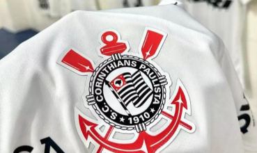 Corinthians negocia patrocinadora que estampa camisa do Palmeiras