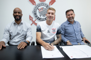 Corinthians oficializa a contratação do volante Charles por quatro temporadas