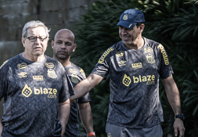 Cobiçado pelo Corinthians, Carille comanda treino do Santos; Joaquim vira desfalque