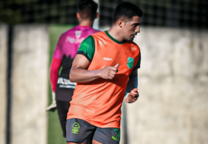 Série C: Floresta-CE contrata atacante que teve grave lesão em 2023