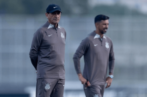 Ramón Diaz inicia trabalhos no Corinthians conversando com elenco e pregando a posse de bola