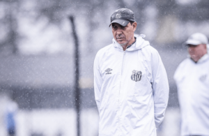 Série B: Carille orienta Santos sob chuva, mirando duelo com Sport