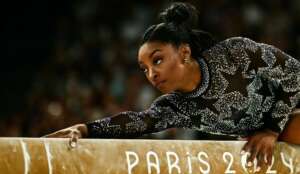 Olimpíadas: Simone Biles dá susto, mas domina eliminatórias da ginástica artística