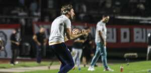 Seleção do Equador tenta tirar treinador de gigante paulista