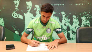 Zagueiro Vitor Reis renova com o Palmeiras até 2028: 'Clube confia em meu trabalho'