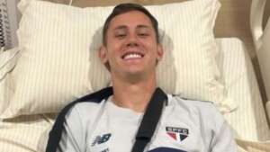 Patryck fratura clavícula após queda em clássico com o Palmeiras e continua internado