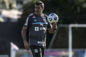 Carille testa nova defesa do Santos com Rodrigo Ferreira e João Basso