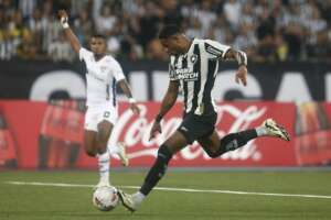 Júnior Santos e Eduardo batem bola, ficam perto de retornar e animam torcedores do Botafogo