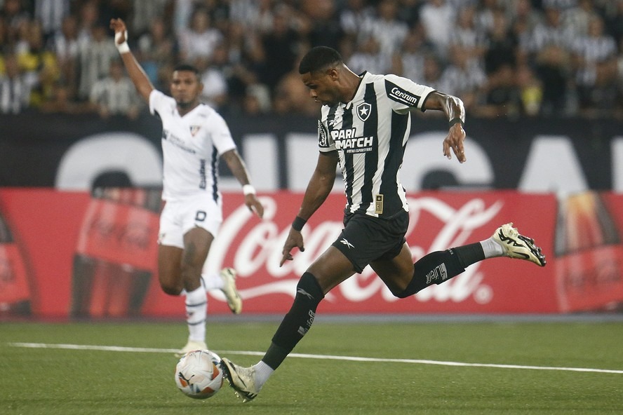 Júnior Santos e Eduardo batem bola, ficam perto de retornar e animam torcedores do Botafogo (Foto: Vitor Silva/Botafogo)