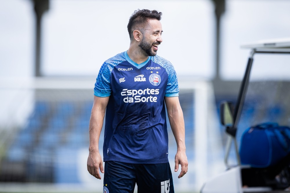 Everton Ribeiro viaja com delegação do Bahia, mas segue como dúvida para enfrentar o Grêmio