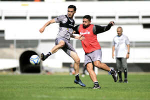 Nelsinho Baptista comanda mais um treino da Ponte Preta antes da viagem para Coritiba pela Série B