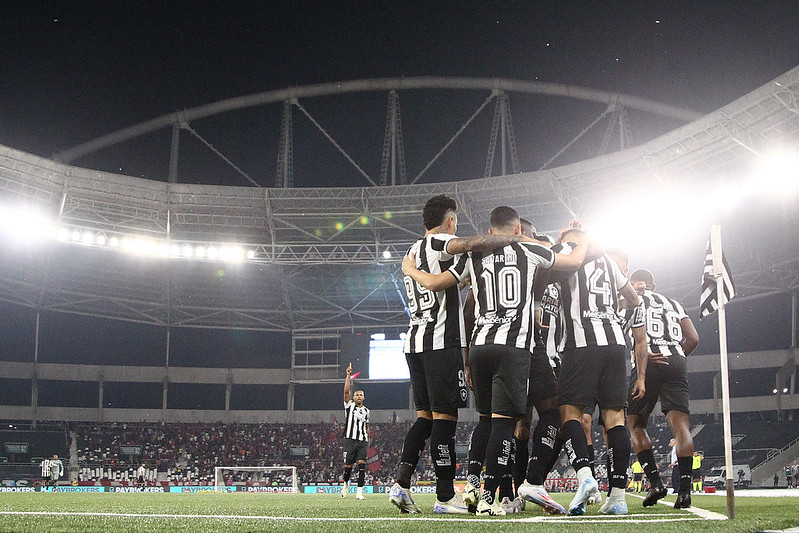 Botafogo 3 x 1 Flamengo - Fogão retorna à liderança após clássico quente (Foto: Vitor Silva/Botafogo)