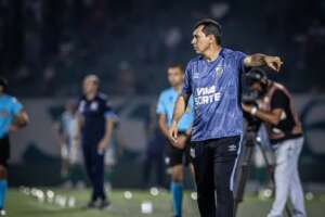 Carille minimiza vaias após novo tropeço do Santos na Série B e promete: 'Vamos melhorar'