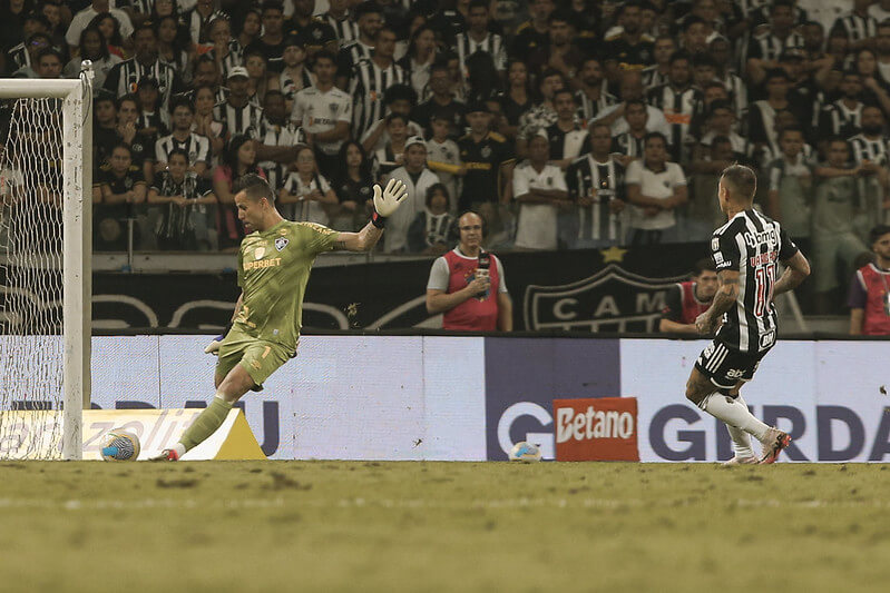 Atlético-MG condena gritos homofóbicos da torcida contra o goleiro Fábio, do Fluminense