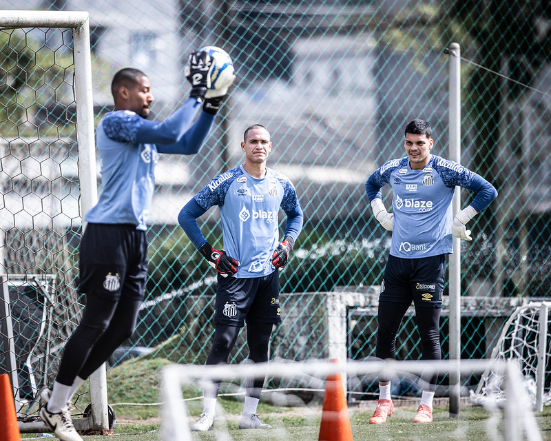 Santos apresenta Renan e abre disputa pelo gol na Série B