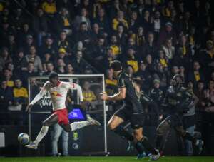 BRASILEIRÃO: Criciúma volta a vencer; Cruzeiro e Internacional empatam