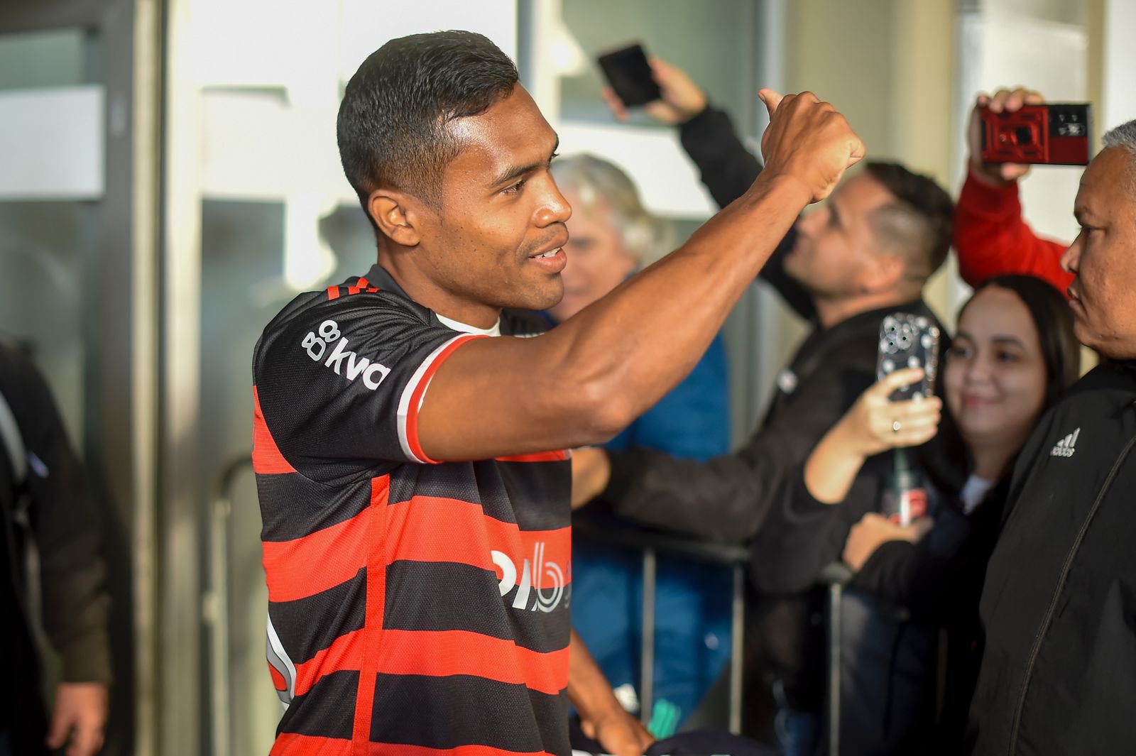 Alex Sandro chega ao Rio para assinar com o Flamengo