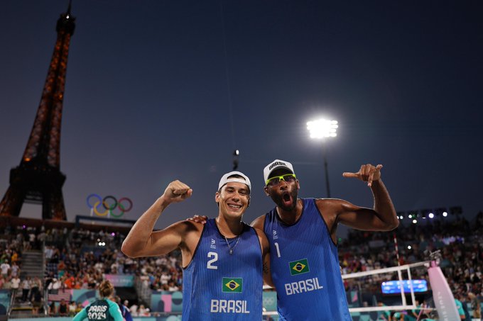 Arthur e Evandro passam em primeiro no volei de praia