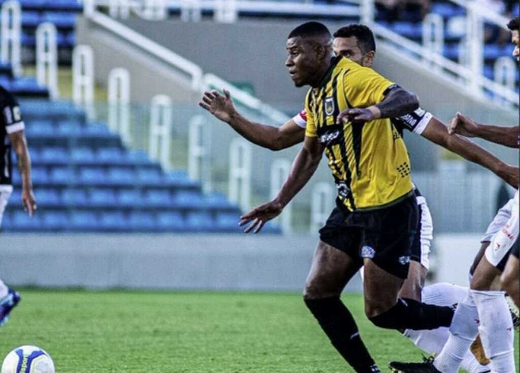 Série C: Atacante do Volta Redonda se lesiona em confusão e maqueiros “abandonam” atleta em campo