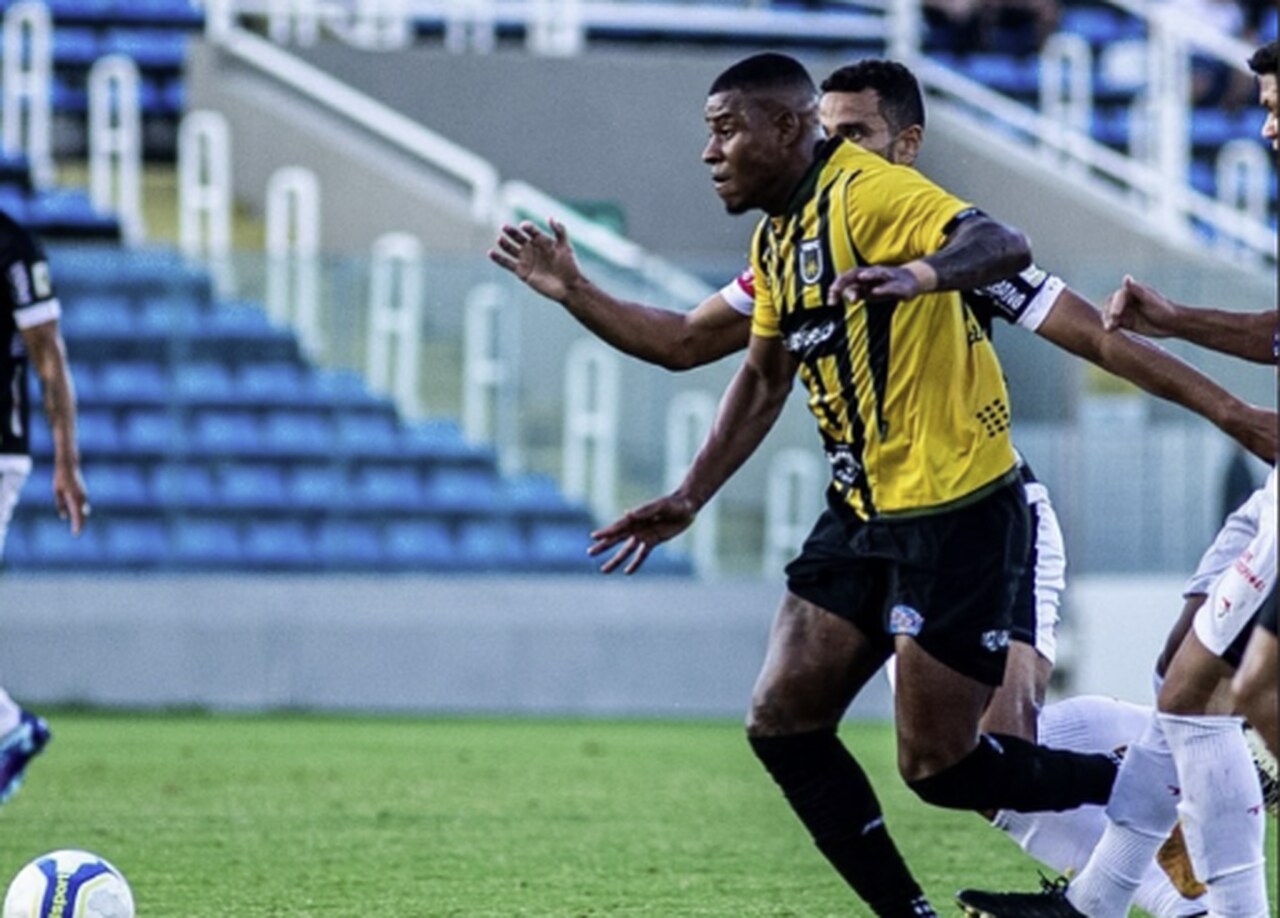 Atacante do Volta Redonda se lesiona e nao e atendido em campo