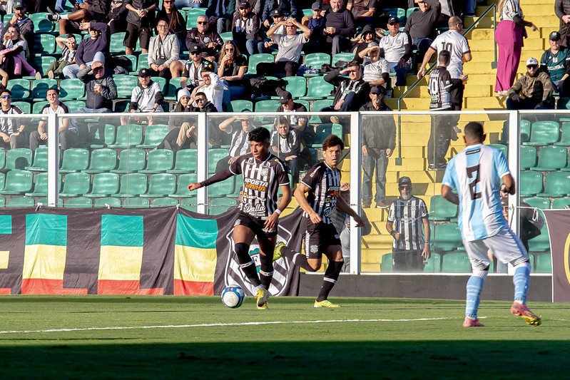 Atacante nao se reapresenta e irrita figueirense