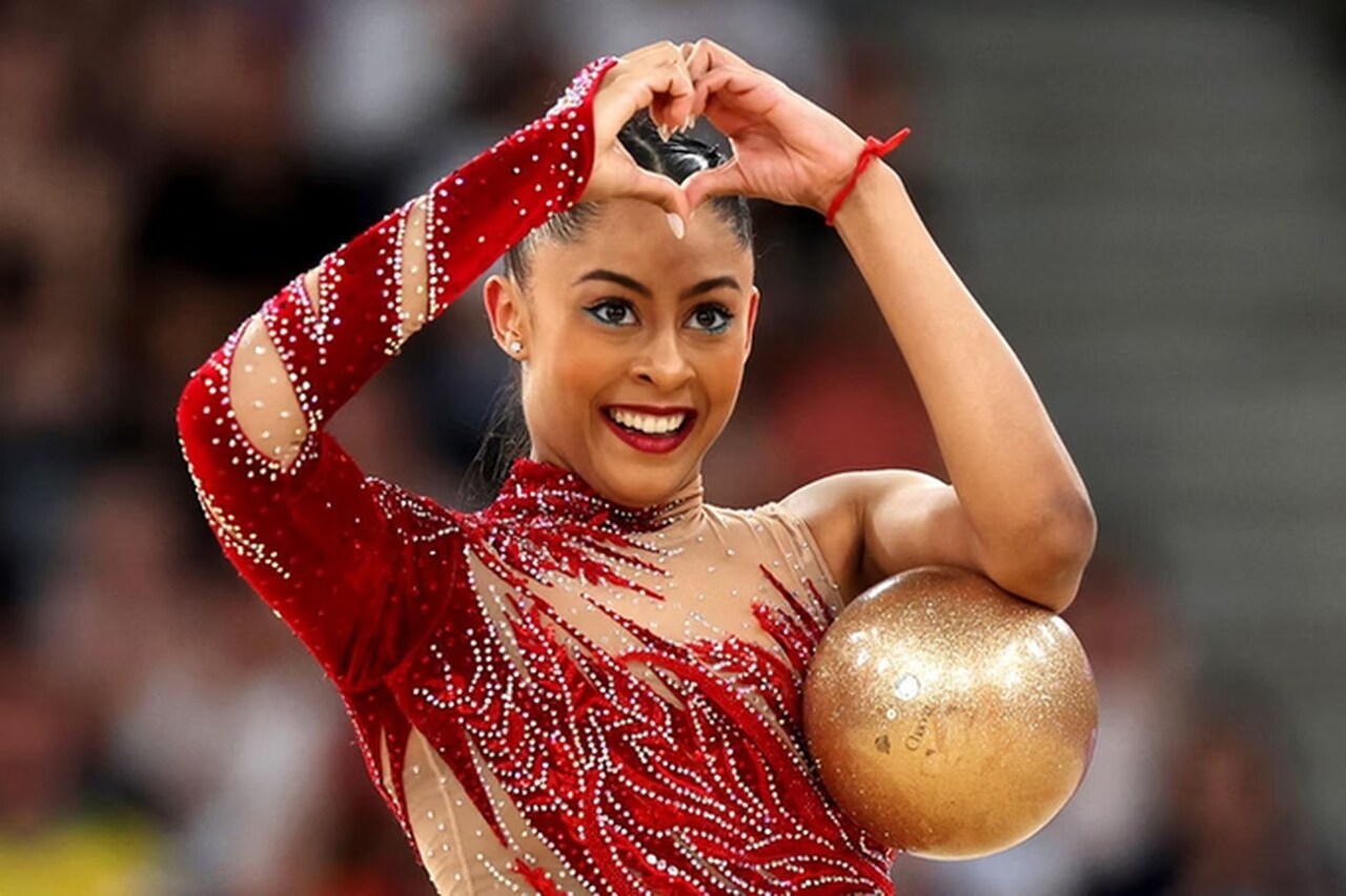 Olimpíadas: Bárbara Domingos fica em 10º na final do individual na ginástica rítmica