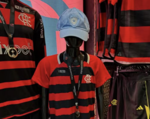 Textor faz postagem de manequim de loja do Flamengo com boné do Botafogo,VEJA!