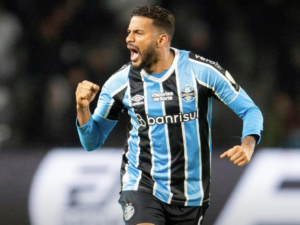 Reinaldo vibra com vitória do Grêmio e já comemora retorno a Porto Alegre