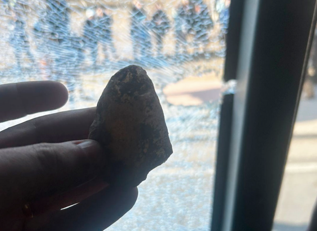 Ônibus do Athletico-PR é atingido por pedra antes de jogo contra time argentino