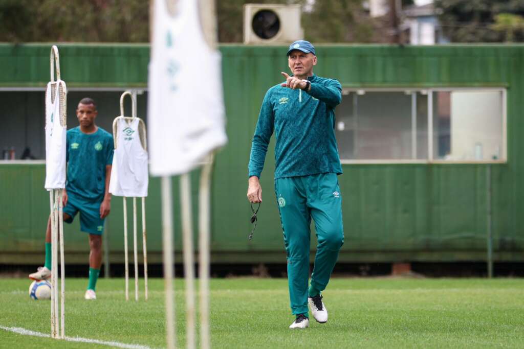 Chapecoense se prepara para acabar com jejum de 9 jogos na Série B