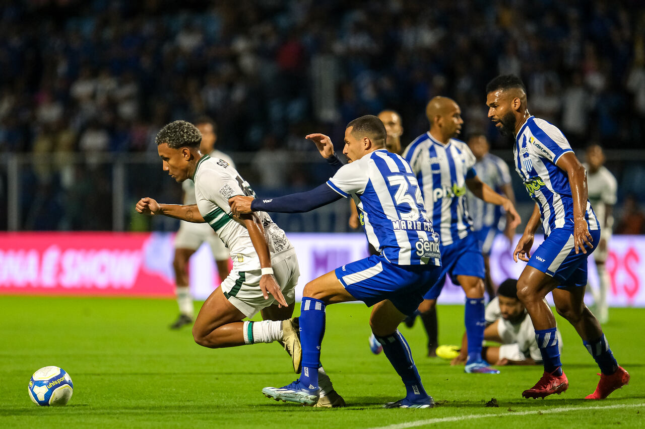 Coritiba e Avai se enfrantam na Serie B