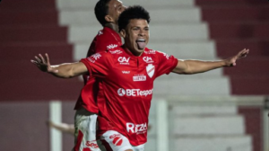 Série B: Atacante do Vila Nova celebra gol da virada: 