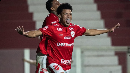 Emerson Urso celebra gol e vitoria do Vila Nova