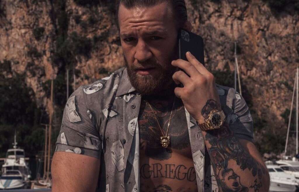 Homem tenta roubar relógio de Cornor McGregor, leva encarada e ganha autógrafo no fim