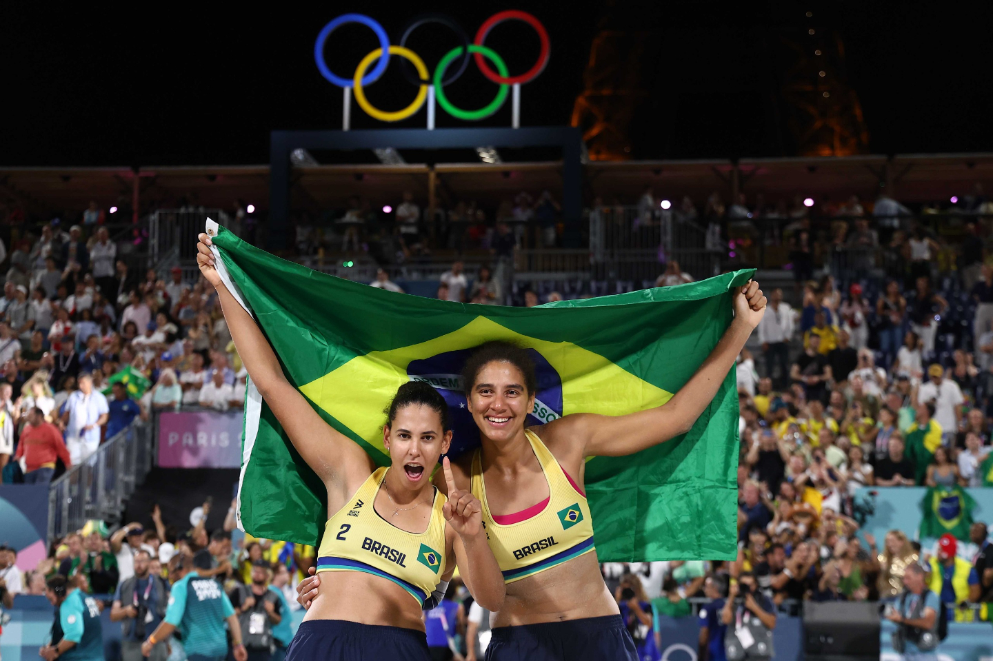 Ana Patrícia ganhou final do vôlei de praia sem dormir e com hérnia na lombar em Paris-2024