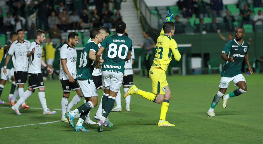 Goleiro Tadeu comemora primeiros gols pelo Goiás na Série B e volta marcar após seis anos