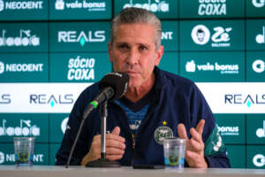 Jorginho é apresentado no Coritiba e promete: 'Vim aqui para buscar o acesso na Série B'