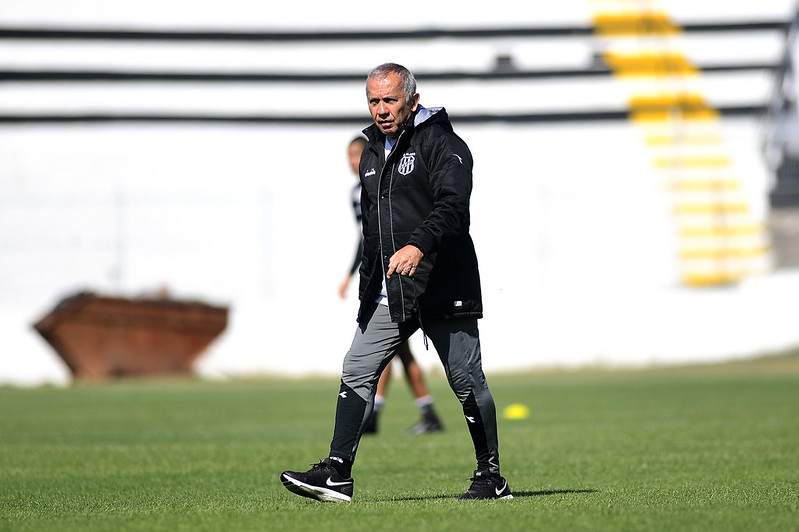 Ponte Preta fecha preparação para pegar Santos na Série B e lateral sofre grave lesão pela 3ª vez seguida