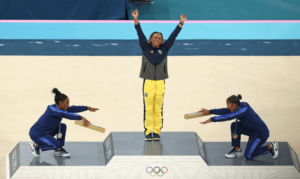 Olimpíadas: Simone Biles explica ideia de 'reverência' a Rebeca que gerou foto icônica em Paris-2024