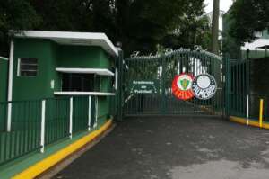 Torcedores do Palmeiras invadem CT após derrota para o Flamengo