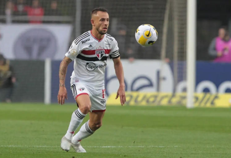 Rafinha pode adiar aposentadoria no São Paulo